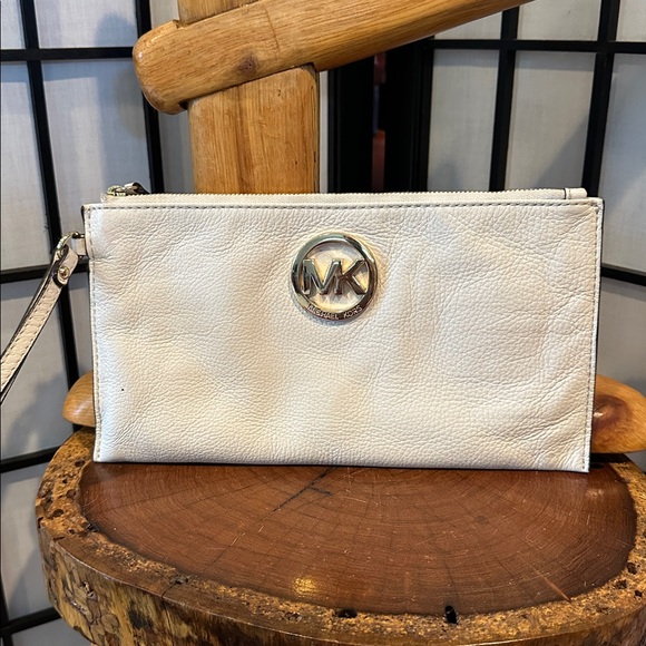 Michael Kors Cream Leather Wristlet with Gold Logo- EUC - Picture 1 of 7